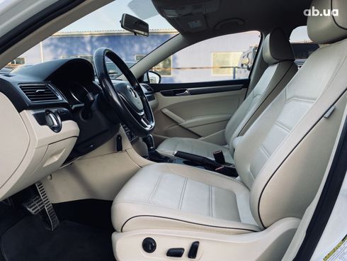 Volkswagen Passat 2017 белый - фото 10