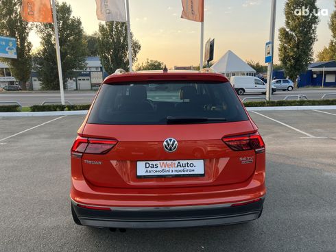 Volkswagen Tiguan 2017 оранжевый - фото 4