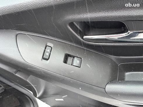 Chevrolet Trax 2016 белый - фото 27