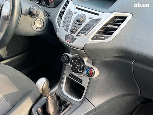 Ford Fiesta 2012 белый - фото 18