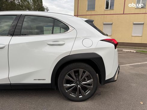 Lexus UX 2018 белый - фото 18