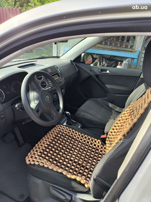Volkswagen Tiguan 2010 серебристый - фото 3