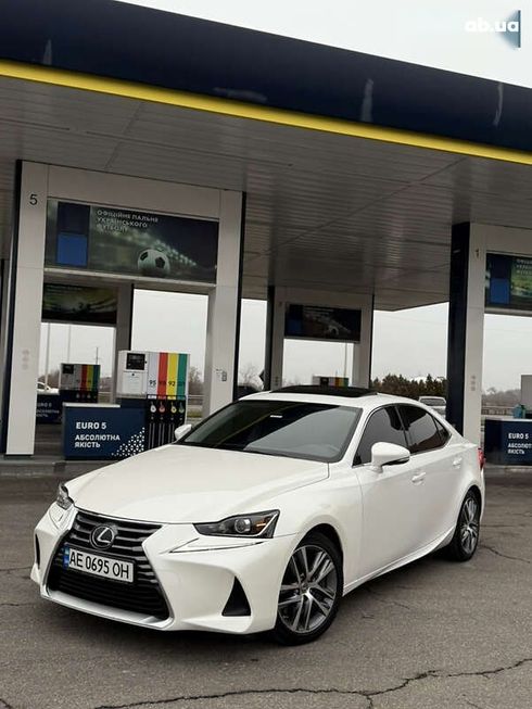 Lexus IS 2018 - фото 17