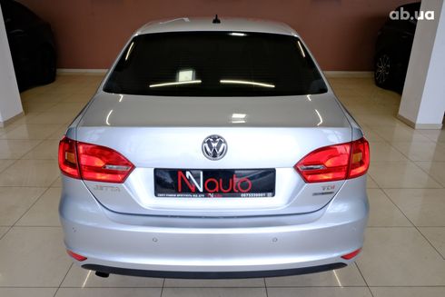 Volkswagen Jetta 2013 серебристый - фото 6