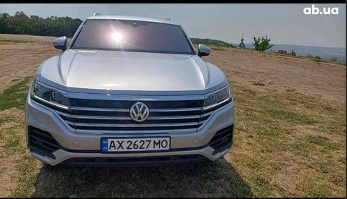 Volkswagen Touareg 2019 серый - фото 16