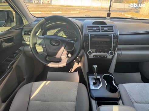 Toyota Camry 2012 серый - фото 13