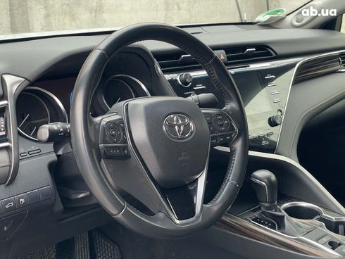 Toyota Camry 2018 серый - фото 16