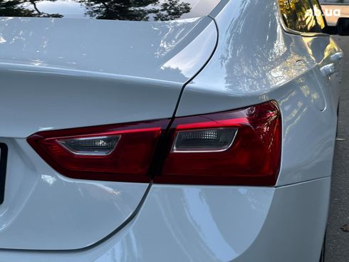 Chevrolet Malibu 2017 белый - фото 11