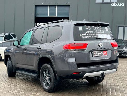 Toyota Land Cruiser 2022 серый - фото 6