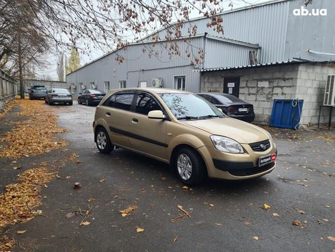 Kia Rio 2008 бежевый - фото 6