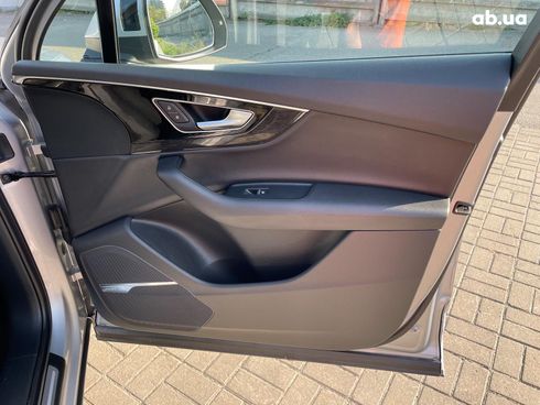 Audi Q7 2018 серый - фото 16