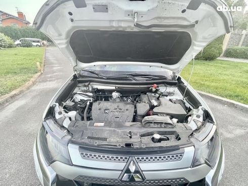 Mitsubishi Outlander 2020 - фото 16