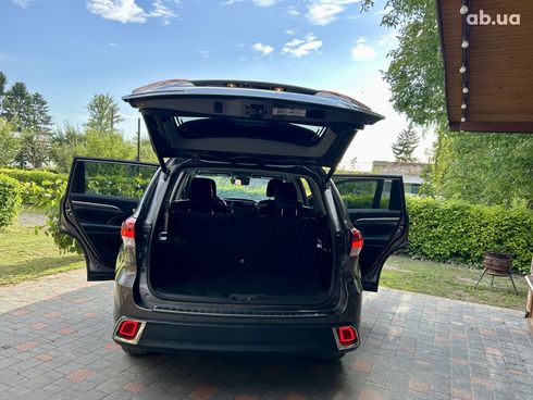 Toyota Highlander 2018 серый - фото 3