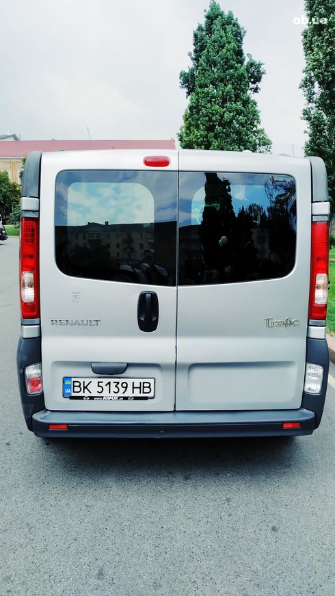 Renault Trafic 2011 серебристый - фото 2