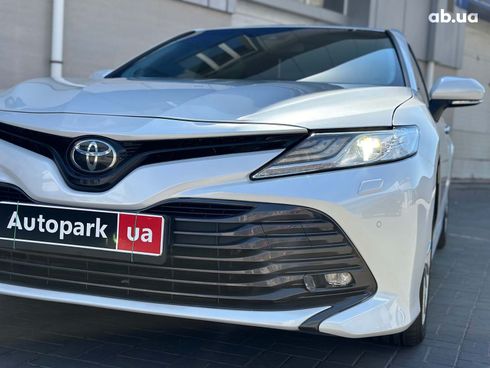 Toyota Camry 2018 белый - фото 11