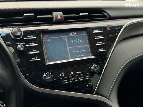 Toyota Camry 2018 серый - фото 26