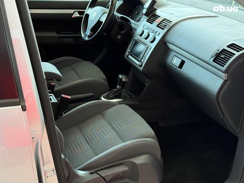 Volkswagen Touran 2010 серый - фото 17