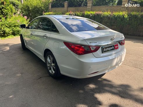 Hyundai Sonata 2011 белый - фото 8