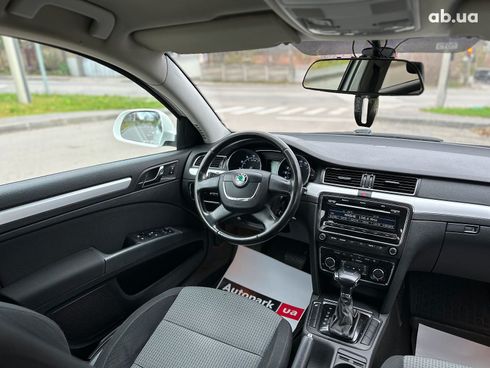 Skoda Superb 2012 белый - фото 27