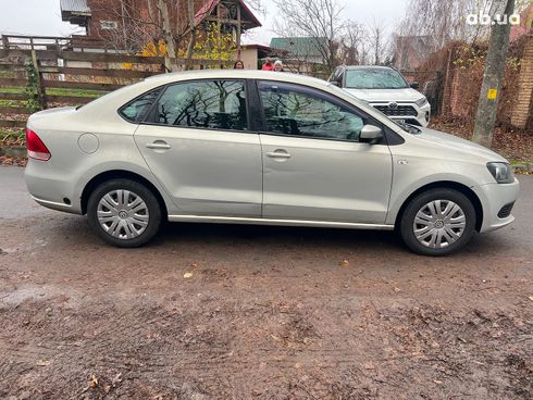 Volkswagen Polo 2013 бежевый - фото 10