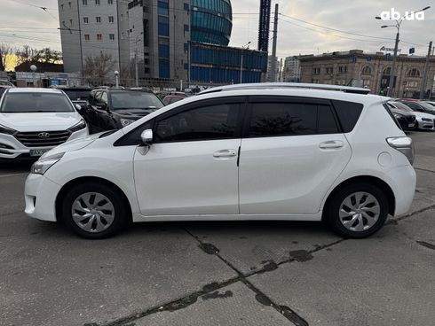 Toyota Avensis Verso 2014 белый - фото 3