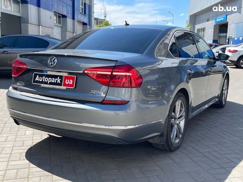 Volkswagen Passat 2016 серый - фото 15