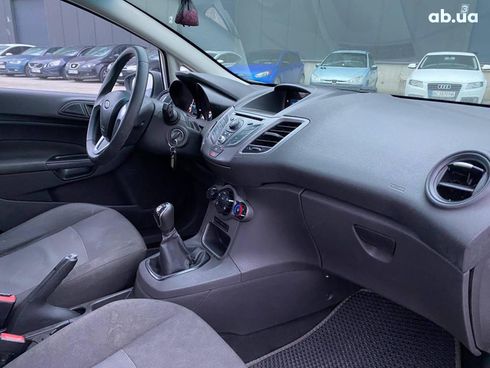 Ford Fiesta 2013 белый - фото 28