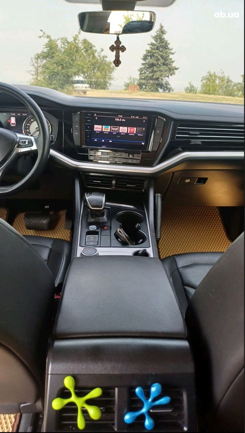 Volkswagen Touareg 2019 серый - фото 11