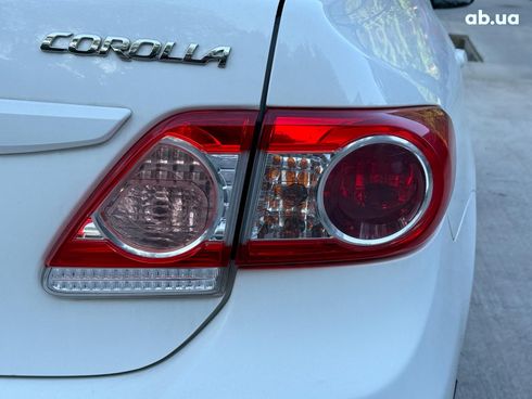 Toyota Corolla 2012 белый - фото 10