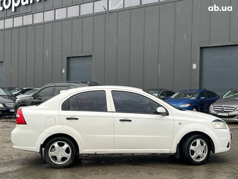 Chevrolet Aveo 2006 белый - фото 9
