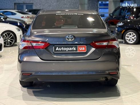 Toyota Camry 2018 серый - фото 6