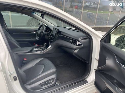 Toyota Camry 2021 - фото 17