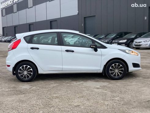 Ford Fiesta 2013 белый - фото 6