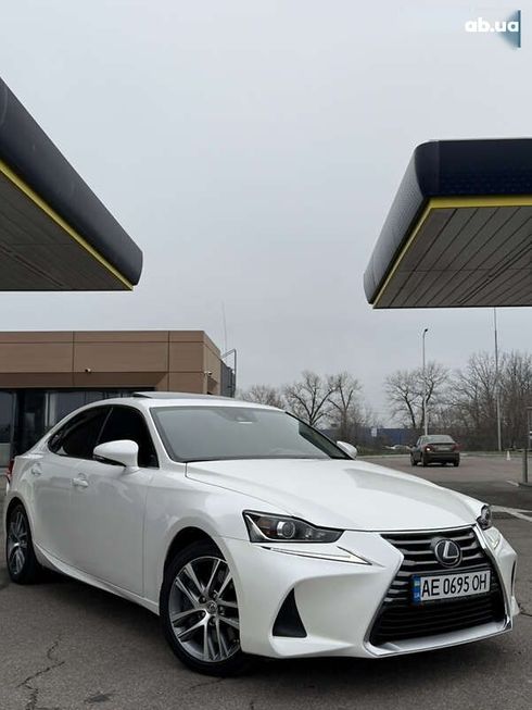 Lexus IS 2018 - фото 8
