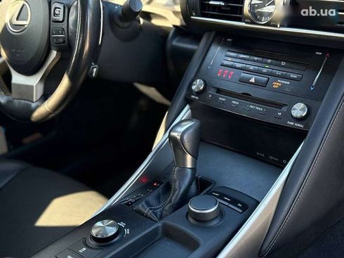 Lexus IS 2017 - фото 19