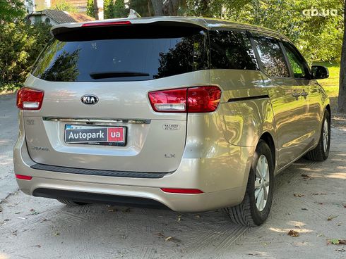 Kia Sedona 2016 бежевый - фото 10