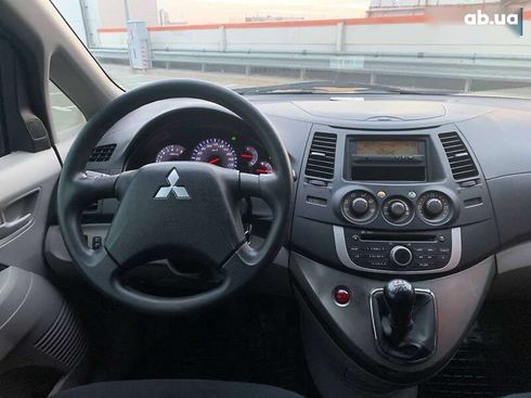 Mitsubishi Grandis 2008 - фото 15