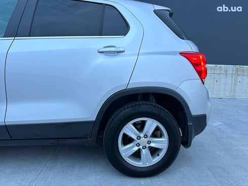 Chevrolet Trax 2016 серый - фото 4