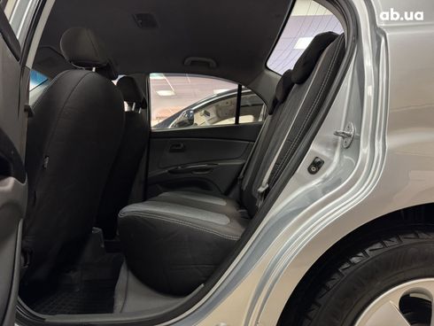 Kia Rio 2010 серебристый - фото 10