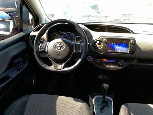 Toyota Yaris 2014 серый - фото 37