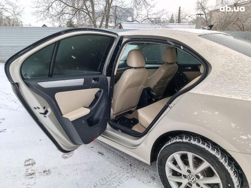 Volkswagen Jetta 2012 бежевый - фото 13