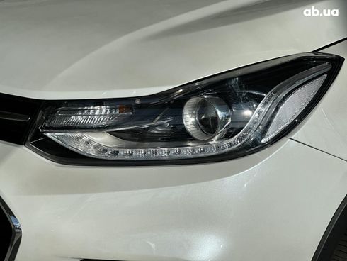 Chevrolet Trax 2017 белый - фото 5