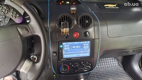 Chevrolet Aveo 2005 серебристый - фото 9