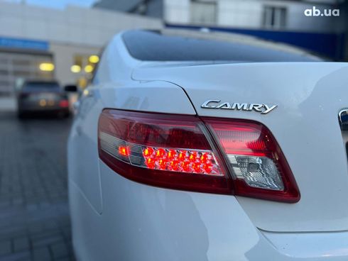 Toyota Camry 2010 белый - фото 12