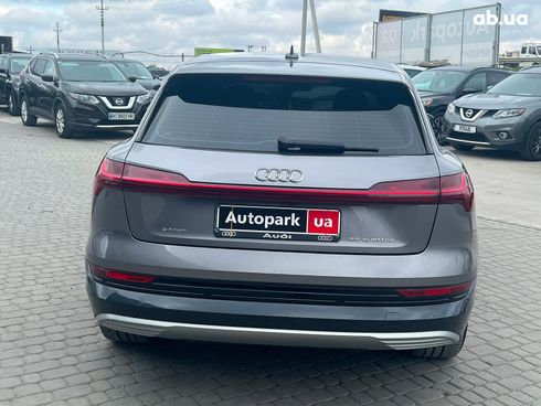 Audi E-Tron 2019 серый - фото 10