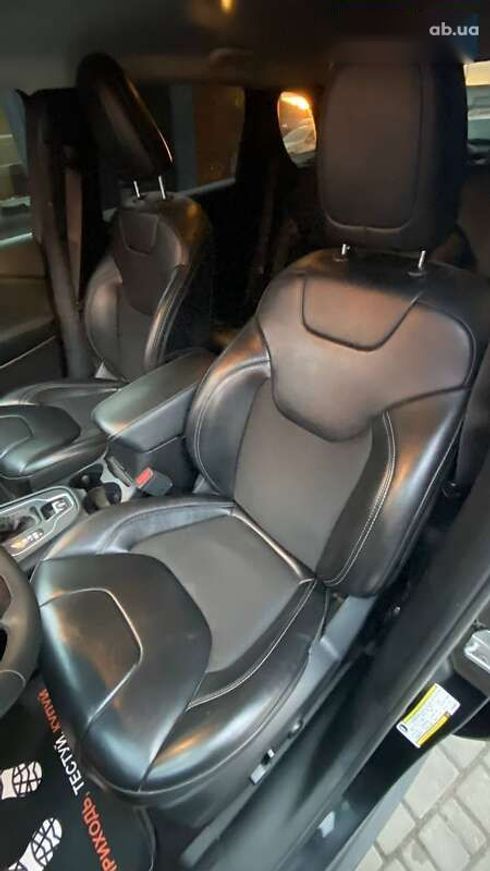 Jeep Cherokee 2019 - фото 16