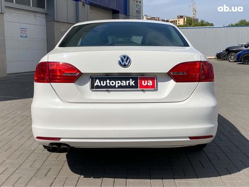 Volkswagen Jetta 2011 белый - фото 15