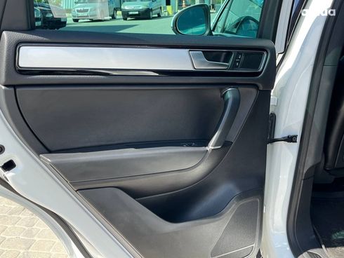 Volkswagen Touareg 2016 белый - фото 23
