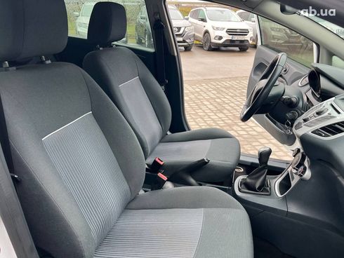 Ford Fiesta 2012 белый - фото 37