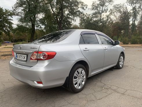 Toyota Corolla 2011 серебристый - фото 4